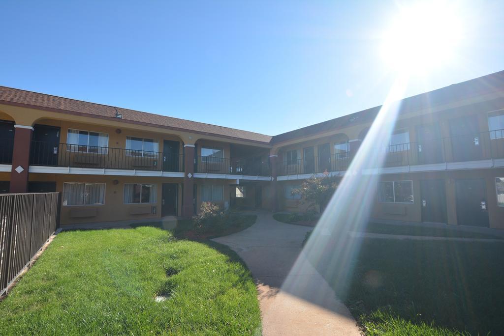 Super 8 By Wyndham Midwest City Ok Экстерьер фото